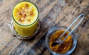 Zlaté kurkumovo-vanilkové smoothie z kefíru