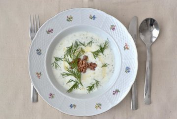 Studená okurková polévka s kefírem, koprem a vlašskými ořechy