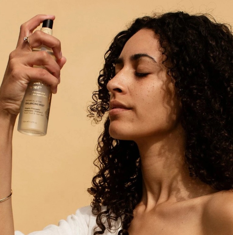 Eco by Sonya Revitalizující hydratační mlha s kyselinou hyaluronovou – Super Fruit Essence 100 ml