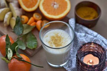 Pomerančovo kurkumové smoothie z kokosového kefíru