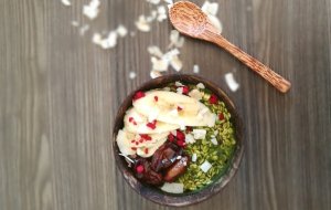 Fermentovaná kaše s jahodovým vodním kefírem a superfoods