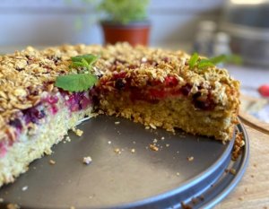Ovocný drobenkový koláč bez cukru a bez lepku (+ varianta bez mléka) - vhodné pro vegany