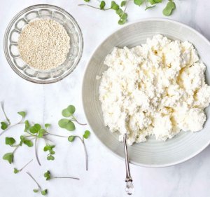 Čerstvý tvaroh či sýr z kefíru pro slané i sladké recepty