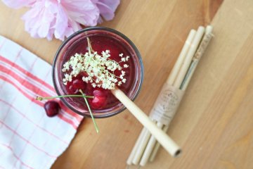Fermentovaná limonáda s třešněmi a jahodníkem
