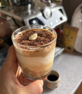 Kefírové tiramisu do skleničky – snadný dezert s kávou a tvarohem