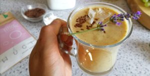 Kurkumové smoothie s kokosovým kefírem a mandlovým máslem