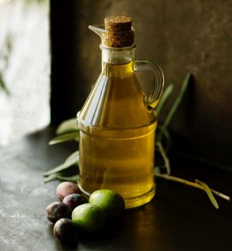 Tuky a oleje: co patří do studené kuchyně, co do teplé a co do koše