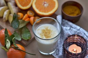 Pomerančovo kurkumové smoothie z kokosového kefíru