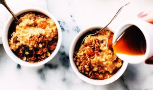 Pohanková kaše s jablkem, skořicí a kefírem