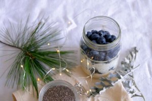 OvernightOats – Vanilková s borůvkami a ořechovým máslem